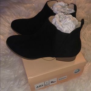 Black Booties Size 7 NWT NEVER worn